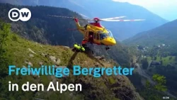 Freiwillige Bergretter trainieren für Notfälle in den Alpen