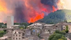 Cotignac: Historic French village defies devastating forest fire