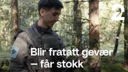 Får stokk i stedet for gevær | Kompani Lauritzen | TV 2