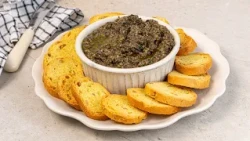 Homemade olive tapenade: the Mediterranean appetizer ready in 5 minutes