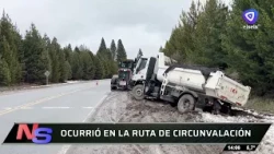 Un camión de la municipalidad quedó encajado al costado de la ruta de Circunvalación