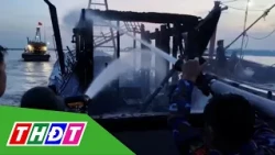 Efforts to Extinguish Intense Overnight Fire Aboard 3 Fishing Boats | THDT