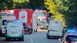 Pamatykite: ištrauktas į tvenkinį įskriejęs automobilis – vairuotoją pavyko atgaivinti