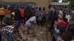 Agataliikonfuufu Ekizimbe ky’essomero kitikkuseeko akasolya ne kitta abaana babiri, abasatu bapooca
