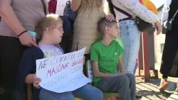 Prosvjed roditelja djece koja trebaju kontinuiranu zdravstvenu zaštitu ispred UKC-a Tuzla