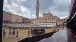 Palio di Siena: pioggia improvvisa in piazza del Campo