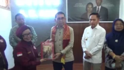 MINISTER OF CULTURE AND MAYOR OF PALEMBANG INSPECT THE BENTENG KUTO BESAK AREA