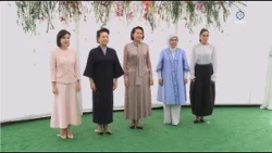 Birinci xanım Bişkekdə dekorativ-tətbiqi sənət ustalarının əl işlərindən ibarət sərgi ilə tanış olub