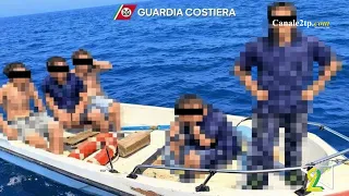 Cinque giovani salvati dalla Guardia Costiera a Trapani: erano alla deriva su una barca