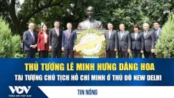 Prime Minister Le Minh Hung lays flowers at President Ho Chi Minh's statue in New Delhi