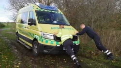 Mads og makkerne må skubbe ambulancen fri I Drømmen om 112 (afsnit 2)