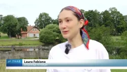 Turaidā jaunieši apgūst senās siena pļaušanas prasmes