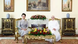 Peng Liyuan chats over tea, visits exhibition with wife of Egyptian president