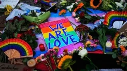 Alemanha: flores e velas após ataque mortal no festival do Orgulho em Berlim