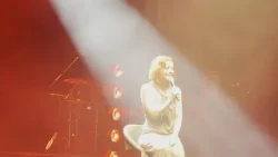 Noemi returns to the stage on crutches after her accident: "Where were we?"