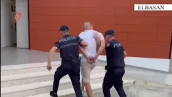 U çua nga kafja për të vrarë një person, arrestohet nga policia