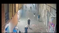 Il raid degli ultras irrompe con violenza nella movida genovese - Il video