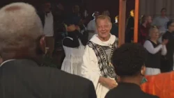 Reinstated Father Pfleger returns to Sunday Mass at St. Sabina