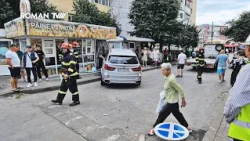 💥 BMW scăpat de sub control la intrarea în Piața Mare din Roman. A ajuns direct în două chioșcuri