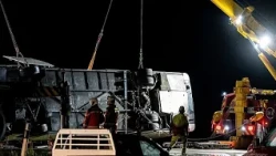 Bus con 48 persone a bordo si ribalta in Svizzera, ci sono morti e feriti