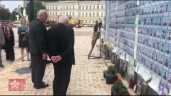 mons. Gallagher al memoriale di Maidan per le vittime del 2014 e della guerra