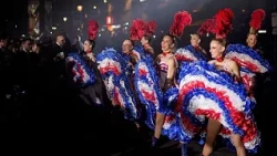 Les danseuses du Moulin Rouge célèbrent l'arrivée du Tour de France à Paris