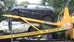 Abbiategrasso: More abandoned cars removed from Aler housing courtyards on Via Fusé