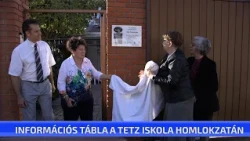 Információs tábla a Tetz Iskola homlokzatán