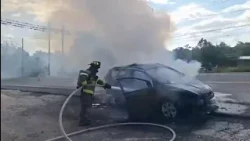 ¡Vehículo en cenizas! Bomberos realizan labores de enfriamiento