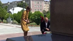 Prezident İlham Əliyev Ümummilli Lider Heydər Əliyevin Naxçıvan şəhərindəki abidəsini ziyarət edib