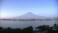 河口湖ライブカメラ タイムラプス映像（2026年7月23日） 提供：UTYテレビ山梨