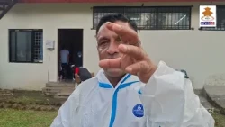 भोटेकोशी बाढीमा हराएकाका आफन्तको बारेमा जानकारी दिदै