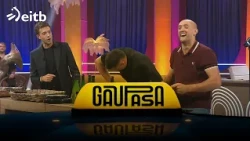 Flanak jaten eta txisteak kontatzen ibili dira Basozabal eta Izeta VI.a ''Gaupasa''ko Pentatloian