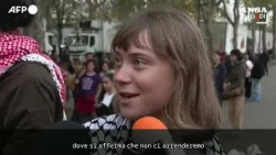 Greta Thunberg al fianco dei liceali che manifestano a Parigi: "Ci batteremo per il nostro futuro"