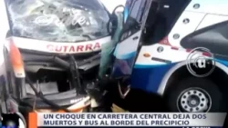 UN CHOQUE EN CARRETERA CENTRAL DEJA DOS MUERTOS Y BUS AL BORDE DEL PRECIPICIO