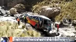 CAMIÓN EMPUJA A BUS AL ABISMO Y CHOFER MUERE