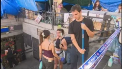 Los acampados de Sol ayudan a limpiar tras las acusaciones de "insalubridad" - laSexta Noticias