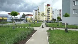 Chodníky na Nábreží s prvkami mestskej architektúry