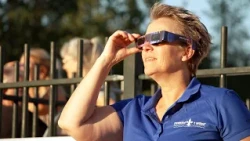 Watching a special solar eclipse from the pool or sunbathing area at 't Willaer in Scherpenzeel