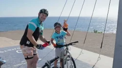 The first mass bike ride on the new Russky Island cycling route has kicked off.