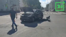 Дорога перекрыта: в центре Мурманска перевернулся грузовик