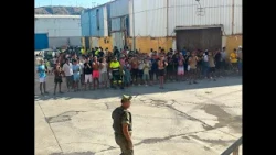 La Legión lleva agua al Tarajal para atender a los migrantes alojados en las naves