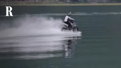 Cina, a 40 all'ora sull'acqua con la "idromoto" da Guinness